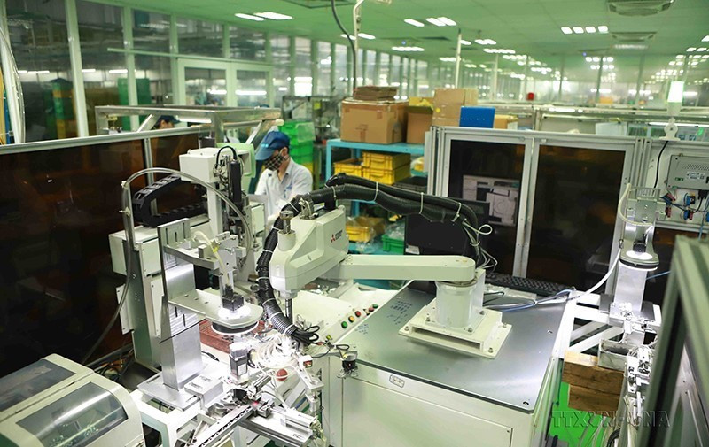 Robot sản xuất chi tiết cơ khí tại Công ty TNHH Strong Way, Khu công nghiệp Khai Quang, tỉnh Vĩnh Phúc. (Ảnh: Hoàng Hùng/TTXVN)