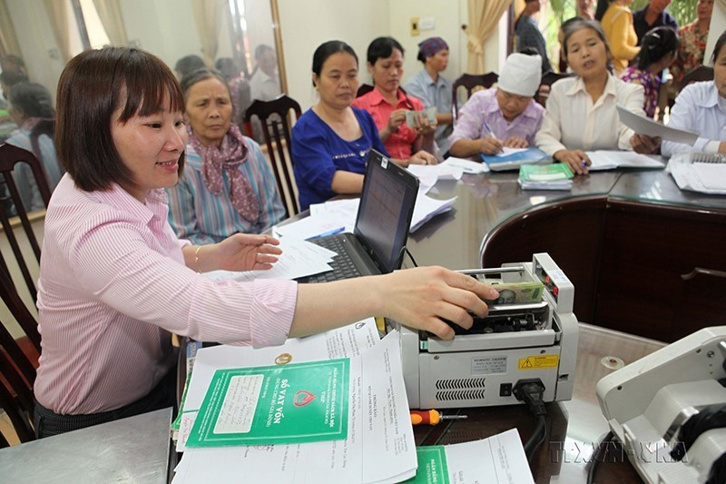 Ngoài việc phối hợp tốt với các cấp hội nhận ủy thác, Ngân hàng Chính sách xã hội tỉnh Vĩnh Phúc thường xuyên tổ chức giám sát, hướng dẫn người vay sử dụng vốn nên chất lượng tín dụng luôn được nâng cao, tỷ lệ nợ quá hạn luôn ở mức thấp. (Ảnh: Trần Việt/TTXVN)