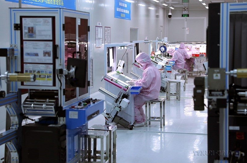 Công ty TNHH CDL Precision Technology, vốn đầu tư của Hong Kong (Trung Quốc) tại khu công nghiệp Bình Xuyên (Vĩnh Phúc) duy trì sản xuất theo kế hoạch, tạo việc làm ổn định cho 1000 lao động trong điều kiện dịch COVID-19 diễn biến phức tạp. (Ảnh: Danh Lam/TTXVN)