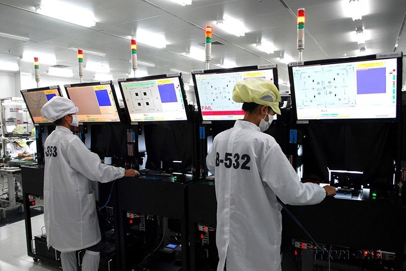 Sản xuất, lắp ráp linh kiện điện tử cho điện thoại di động, module mạch bảo vệ, module thông minh và module camera…cho điện thoại tại Công ty Power Logics Vina (100% vốn đầu tư Hàn Quốc) tại Khu công nghiệp Khai Quang (Vĩnh Phúc). (Ảnh: Danh Lam/TTXVN)
