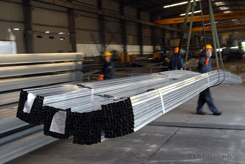 Sản xuất ống thép hộp tại Công ty Cổ phần Thép Việt Đức (Vĩnh Phúc). (Ảnh: Danh Lam/TTXVN)