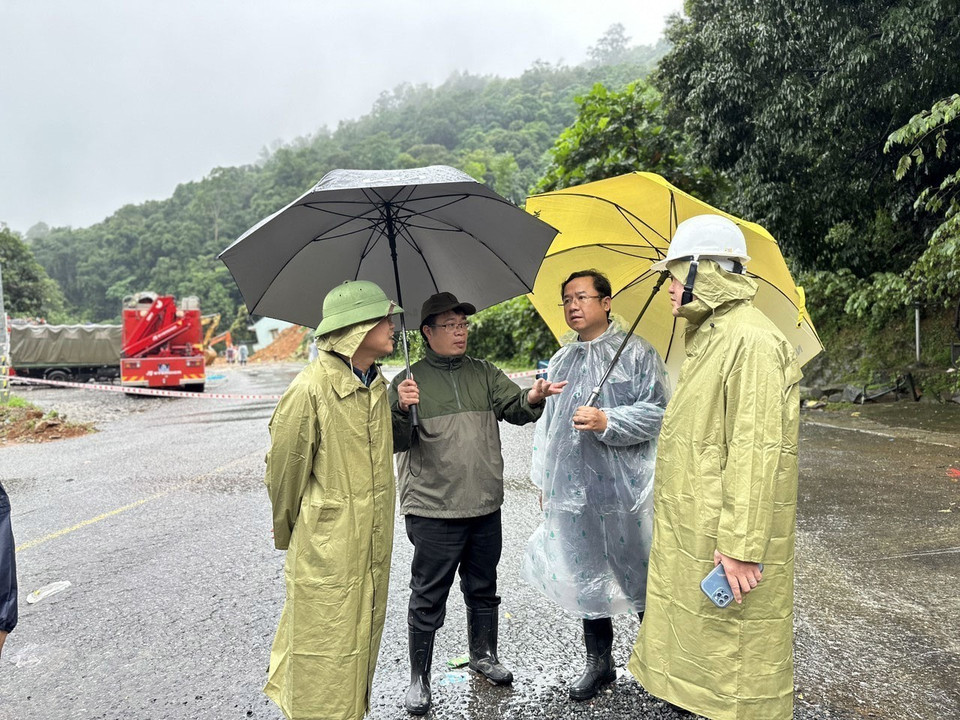 Phó Chủ tịch Ủy ban Nhân dân tỉnh Lâm Đồng Nguyễn Ngọc Phúc (người chỉ tay) chỉ huy lực lượng cứu hộ tại hiện trường. (Ảnh: Nguyễn Dũng/TTXVN)