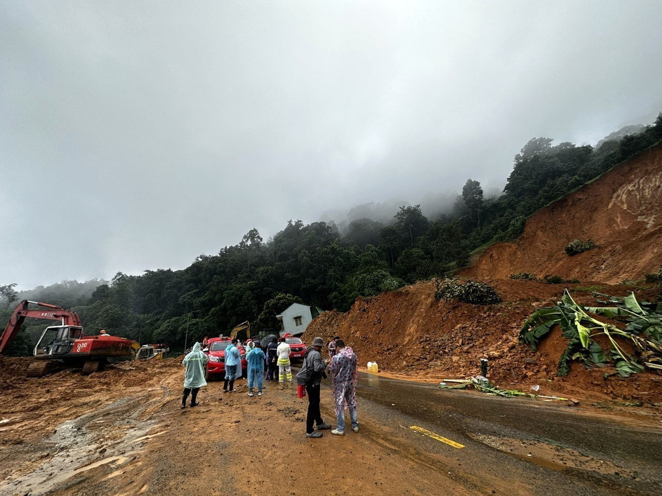 Các lực lượng nỗ lực giải tỏa khu vực đèo Bảo Lộc. (Ảnh: Nguyễn Dũng/TTXVN)