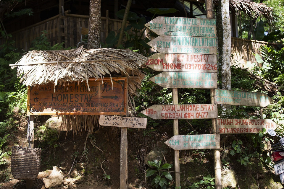 Biển chỉ dẫn đến các homestay tại bản Sưng (Đà Bắc, Hòa Bình). (Ảnh: Trọng Đạt/TTXVN)