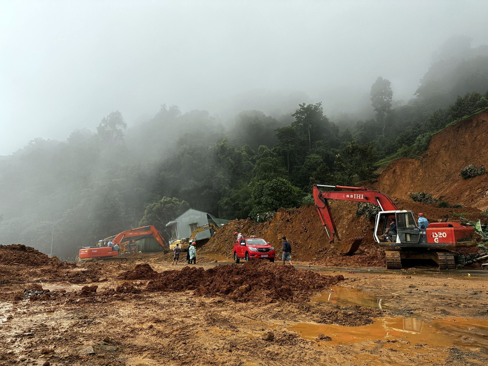 Hiện trường vụ sạt lở trên đèo Bảo Lộc sáng 31/7 vẫn còn ngổn ngang. (Ảnh: Nguyễn Dũng/TTXVN)