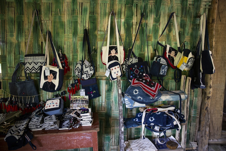 Đồ lưu niệm được làm thủ công bằng vải thổ cẩm bày bán tại các homestay ở Bản Sưng (Đà Bắc, Hòa Bình). (Ảnh: Trọng Đạt/TTXVN)