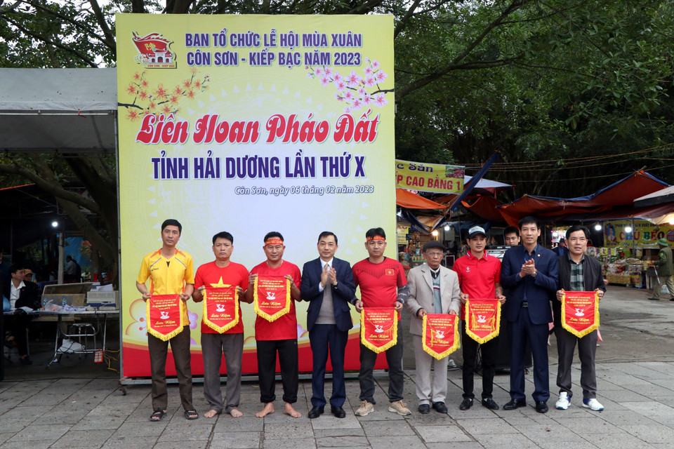 Tặng cờ lưu niệm cho các đội tham gia liên hoan. (Ảnh: Mạnh Tú/TTXVN)