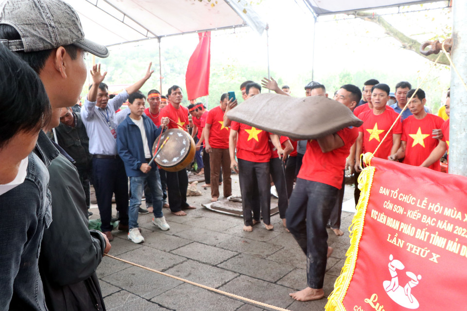 Pháo thủ ra pháo. (Ảnh: Mạnh Tú/TTXVN)