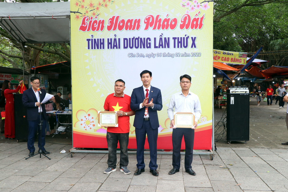 Trao giải nhất nội dung pháo đại và pháo tiểu. (Ảnh: Mạnh Tú/TTXVN)