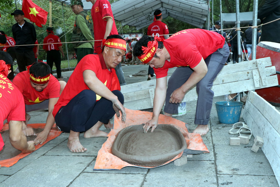 Các đội làm pháo đất. (Ảnh: Mạnh Tú/TTXVN)