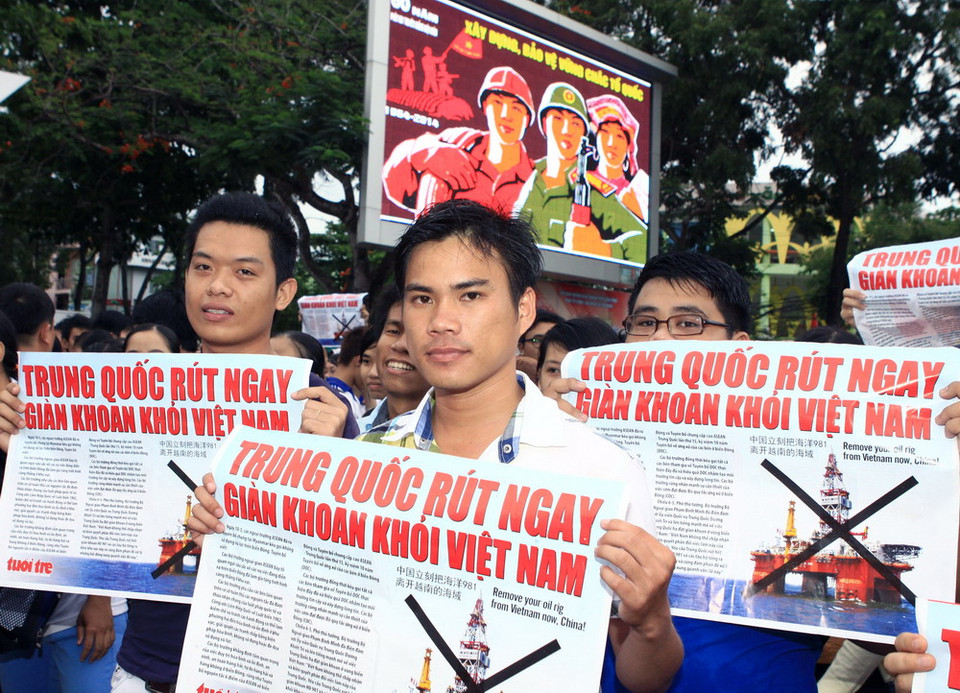 Các tầng lớp nhân dân thành phố Cần Thơ mít tinh phản đối Trung Quốc hạ đặt giàn khoan Haiyang Shiyou -981 (Hải Dương - 981) trái phép trong vùng biển Việt Nam. (Ảnh: Duy Khương/TTXVN)