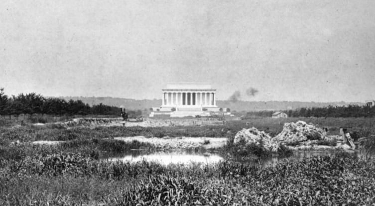 Đài tưởng niệm Lincoln vào năm 1917 nằm giữa một đầm lầy... (Nguồn: Diply)