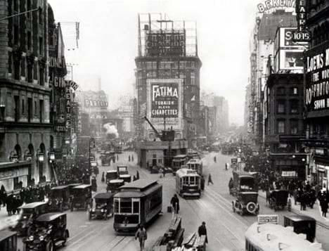 Quảng trường Thời đại ở thành phố New York nhộn nhịp các phương tiện vào năm 1922. (Nguồn: Diply)