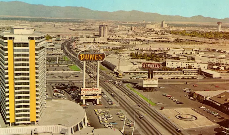 Las Vegas hồi trước trông như chỉ như bao gồm các khu mua sắm và bãi đỗ xe.(Nguồn: Diply)