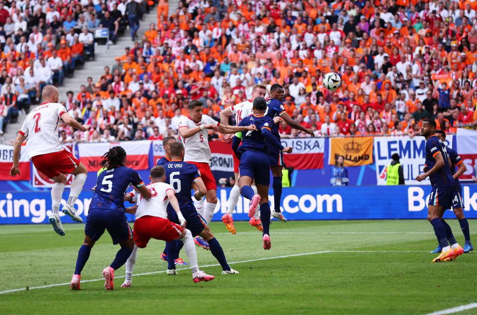 ...sau tình huống đánh đầu của Adam Buksa ở phút 16. (Nguồn: Getty Images)