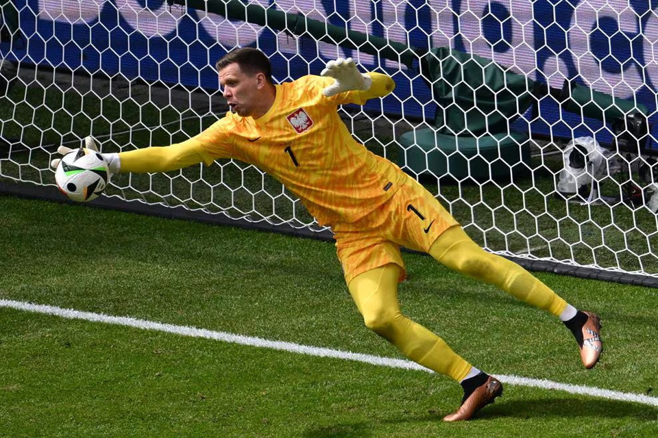 Những các chân sút của họ đều bị ngăn cản bởi thủ thành Wojciech Szczesny. (Nguồn: UEFA)