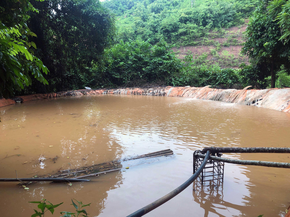 Một ao chứa nước nằm ngay cạnh dòng suối Sập của Công ty TNHH chăn nuôi Chiềng Hặc. (Ảnh: Hữu Quyết/TTXVN)