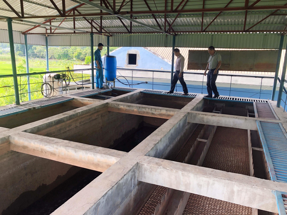 Trạm xử lý nước suối Sập lấy nguồn nước trực tiếp từ dòng suối chảy qua trang trại chăn nuôi lợn để xử lý thành nước sinh hoạt. (Ảnh: Hữu Quyết/TTXVN)
