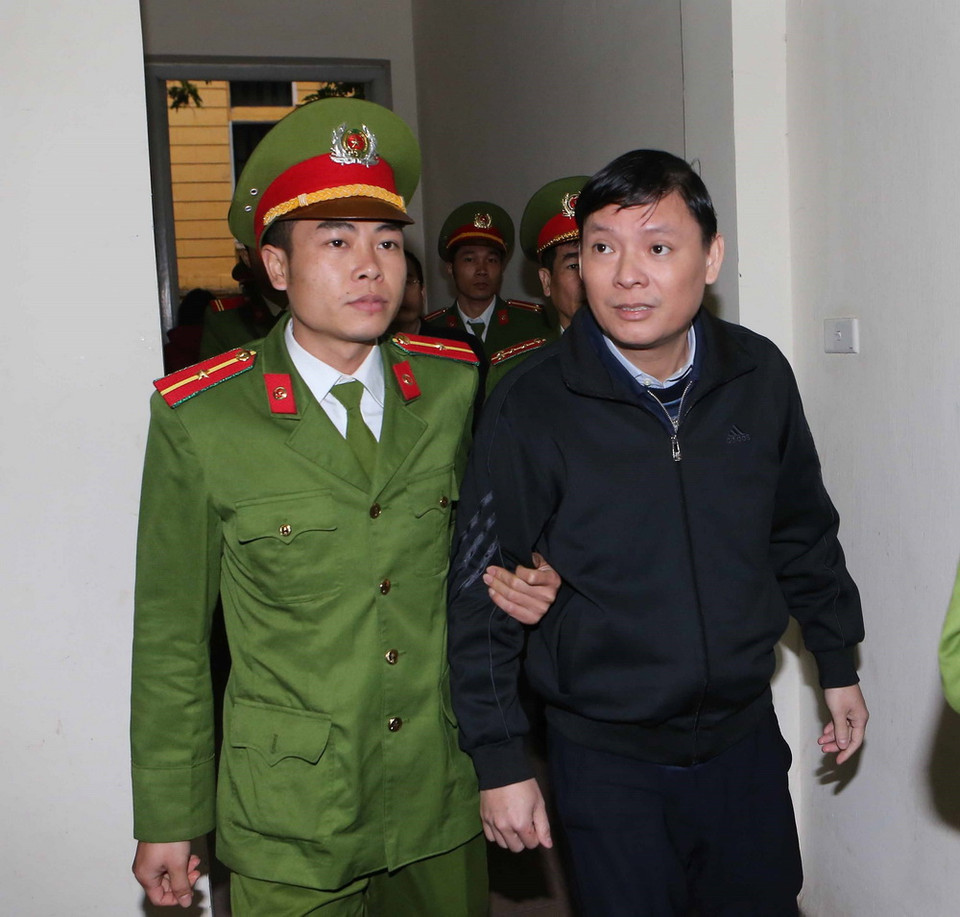 Cảnh sát dẫn giải bị cáo Nguyễn Anh Minh (sinh năm 1977, nguyên Phó Tổng Giám đốc PVC) vào phòng xét xử. (Ảnh: Doãn Tấn/TTXVN)