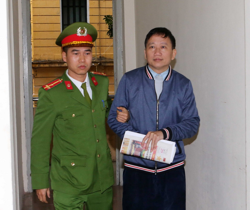 Cảnh sát dẫn giải bị cáo Trịnh Xuân Thanh vào phòng xét xử. (Ảnh: Doãn Tấn/TTXVN)