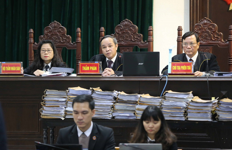 Hội đồng xét xử thẩm vấn các bị cáo. (Ảnh: Doãn Tấn/TTXVN)