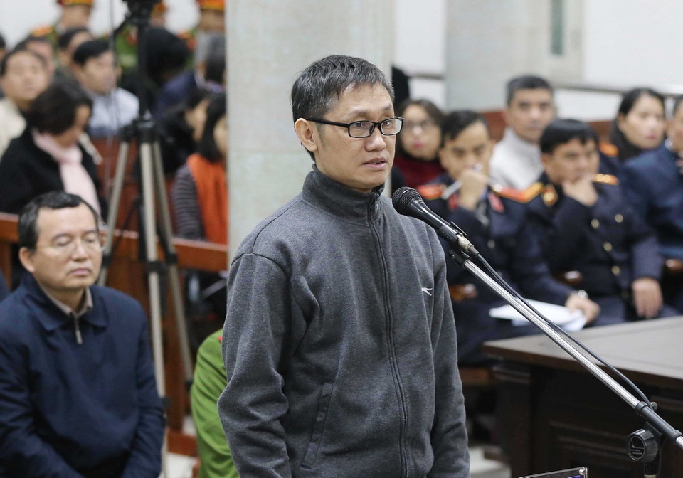 Bị cáo Nguyễn Mạnh Tiến (sinh năm 1966, nguyên Phó Tổng Giám đốc PVC) trả lời các câu hỏi của Hội đồng xét xử. (Ảnh: Doãn Tấn/TTXVN)