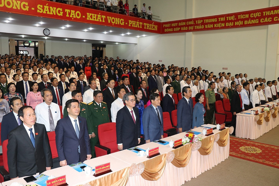 Các đại biểu thực hiện nghi thức chào cờ. (Ảnh: Huỳnh Sử/TTXVN)