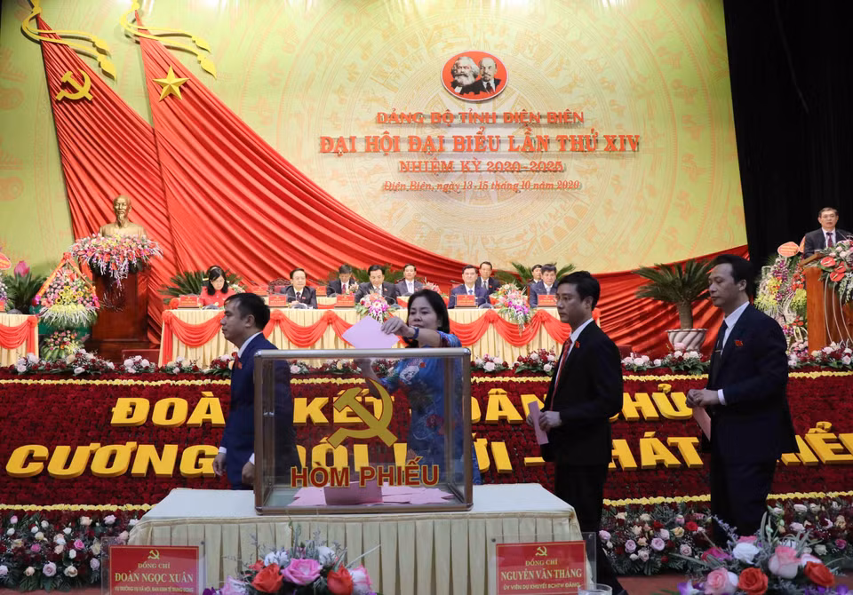 Các đại biểu bỏ phiếu bầu đại biểu đi dự Đại hội Đảng cấp trên. (Ảnh: Xuân Tiến/TTXVN)