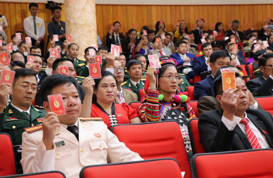 Đại biểu thông qua Nghị quyết tại Đại hội. (Ảnh: Xuân Tiến/TTXVN)