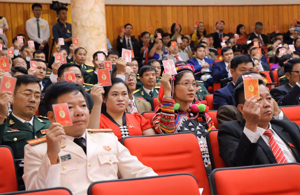 Đại biểu thông qua Nghị quyết tại Đại hội. (Ảnh: Xuân Tiến/TTXVN)