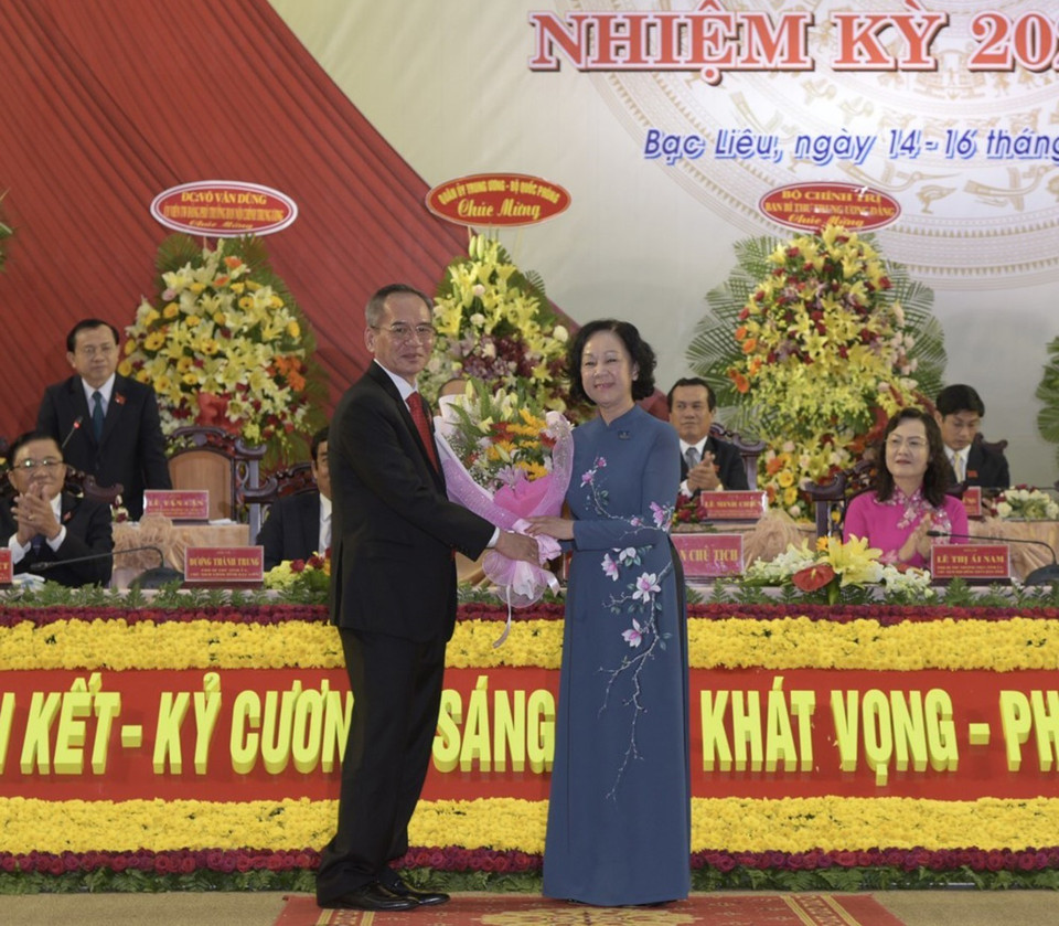 Ông Lữ Văn Hùng, Bí thư Tỉnh ủy Bạc Liêu tặng hoa cho bàTrương Thị Mai, Ủy viên Bộ Chính trị, Bí thư Trung ương Đảng, Trưởng Ban Dân vận Trung ương dự và phát biểu chỉ đạo Đại hội. (Ảnh: Huỳnh Sử/TTXVN)