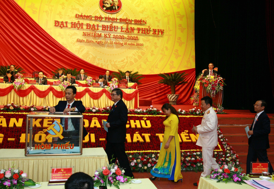 Các đại biểu bỏ phiếu bầu đại biểu đi dự Đại hội Đảng cấp trên. (Ảnh: Xuân Tiến/TTXVN)