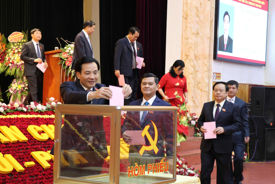 Các đại biểu bỏ phiếu bầu đại biểu đi dự Đại hội Đảng cấp trên. (Ảnh: Xuân Tiến/TTXVN)