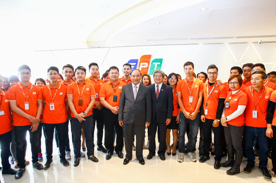 Thủ tướng chụp ảnh lưu niệm cùng cán bộ, nhân viên FPT.