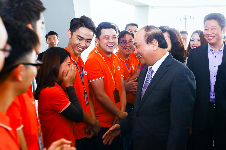 Thủ tướng trò chuyện với một nhân viên của FPT Software.