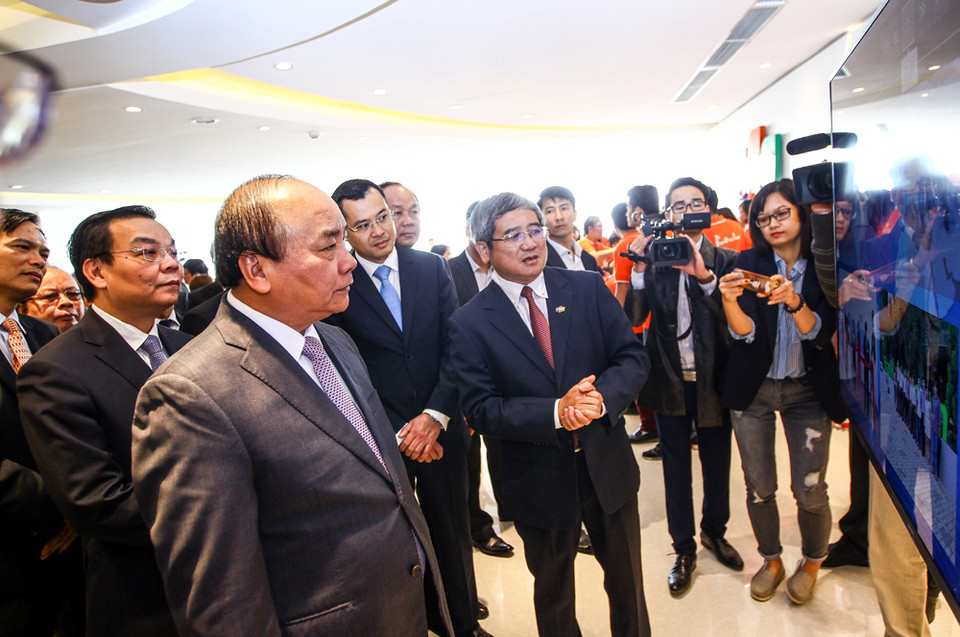 Tổng Giám đốc FPT Bùi Quang Ngọc giới thiệu với Thủ tướng một số điểm nhấn của FPT.