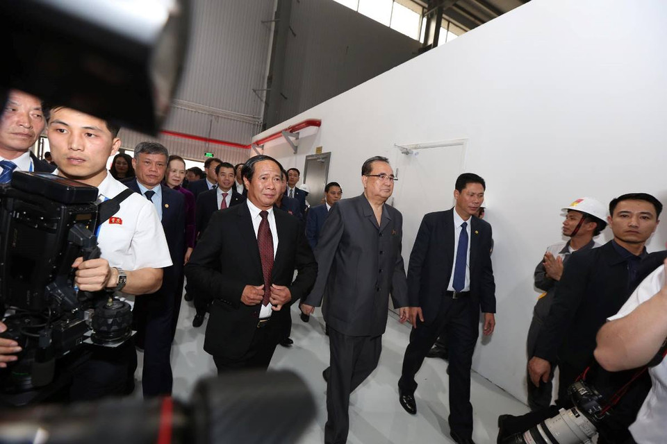 Đoàn tới nhà máy VinFast sau khi hoàn tất chuyến tham quan Vịnh Hạ Long, di sản thiên nhiên thế giới, nơi cố lãnh tụ Kim Nhật Thành từng ghé thăm trong quá khứ (Ảnh: PV/Vietnam+)