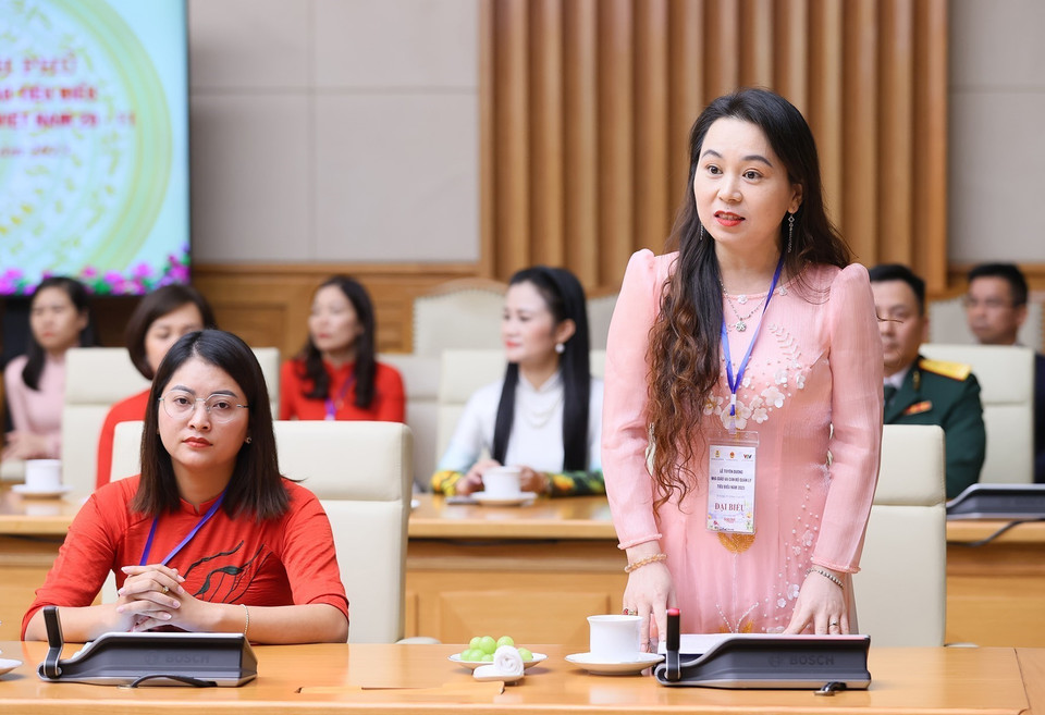 Cô giáo Nguyễn Thúy Duyên, giáo viên tỉnh Quảng Trị phát biểu. (Ảnh: Dương Giang/TTXVN)