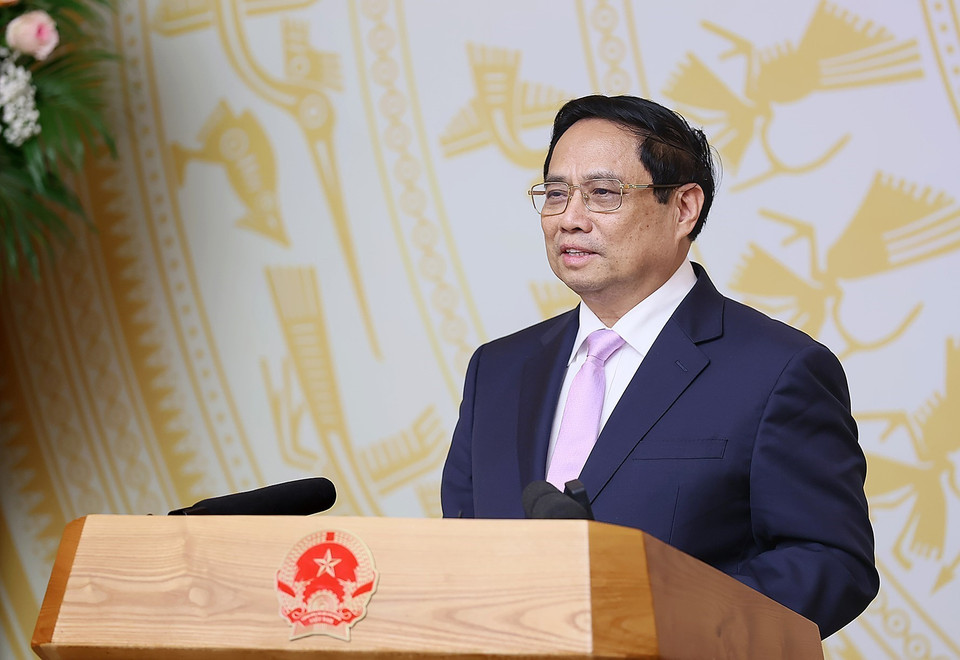 Thủ tướng Phạm Minh Chính chúc mừng các nhà giáo, cán bộ quản lý giáo dục tiêu biểu. (Ảnh: Dương Giang/TTXVN)