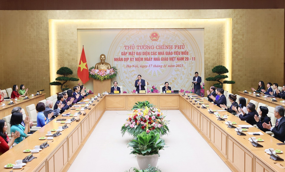 Thủ tướng Phạm Minh Chính gặp mặt các nhà giáo, cán bộ quản lý giáo dục tiêu biểu. (Ảnh: Dương Giang/TTXVN)