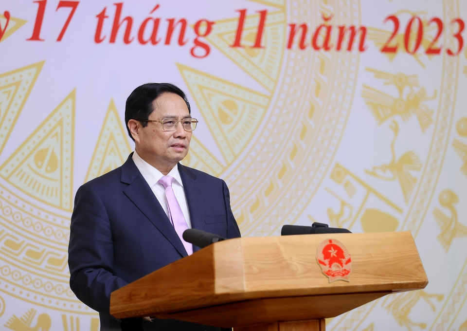 Thủ tướng Phạm Minh Chính chúc mừng các nhà giáo, cán bộ quản lý giáo dục tiêu biểu. (Ảnh: Dương Giang/TTXVN)