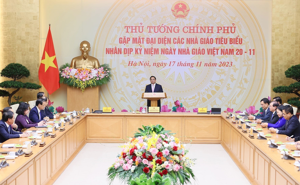 Thủ tướng Phạm Minh Chính chúc mừng các nhà giáo, cán bộ quản lý giáo dục tiêu biểu. (Ảnh: Dương Giang/TTXVN)