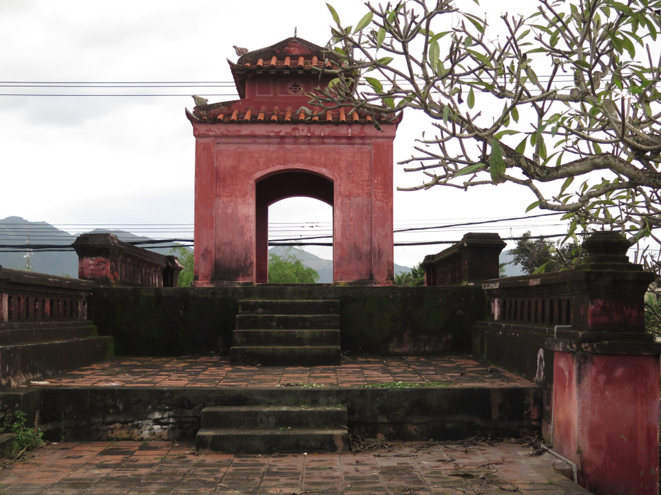 Lầu tứ giác có mỗi cạnh 3,30m với 4 cửa rộng 1,30m cao 2,5m, trên cùng là cổ lầu có mái uốn cong lợp ngói âm dương; cổ lầu cao 4,1 m so với nền; hai bên lầu tứ giác được xây lan can cao 0,85m được xây dựng trên các cổng thành của hệ thống thành cổ Diên Khánh. (Ảnh: Phan Sáu/TTXVN)