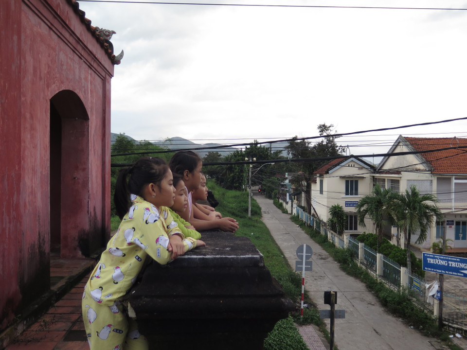 Cửa Đông thành cổ Diên Khánh được các em nhỏ trong khu vực chọn là điểm đến tham quan, học tập về các kiến thức lịch sử của địa phương. (Ảnh: Phan Sáu/TTXVN)