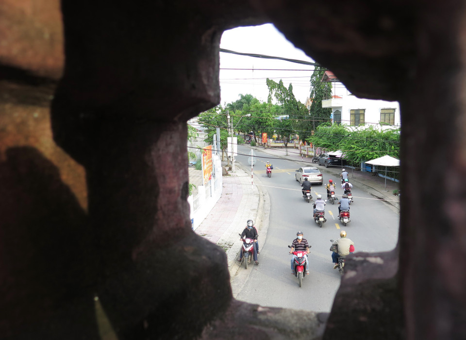 Một góc thị trấn Diên Khánh nhìn từ lan can cổng Tây của thành cổ Diên Khánh.(Ảnh: Phan Sáu/TTXVN)