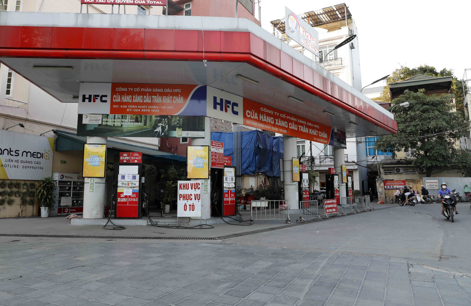 Điểm bán xăng, dầu trên phố Trần Khát Chân đóng cửa không bán chiều ngày 4/11/2022. (Ảnh: Trần Việt/TTXVN)