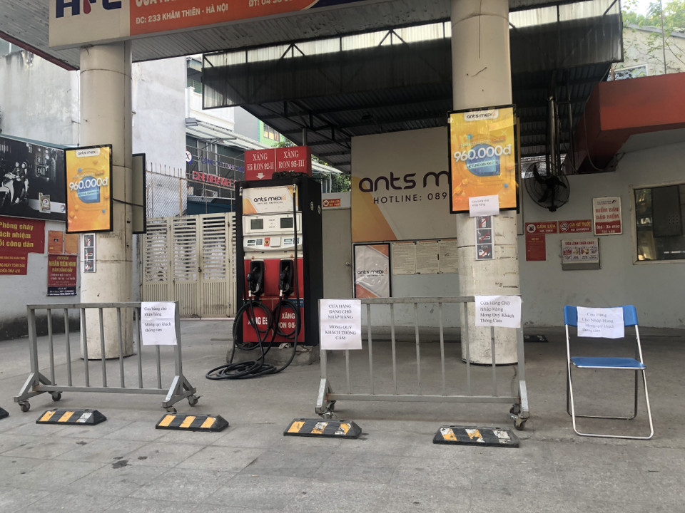 Một cửa hàng xăng dầu tại phố Khâm Thiên đóng cửa. (Ảnh: Trần Việt/TTXVN)