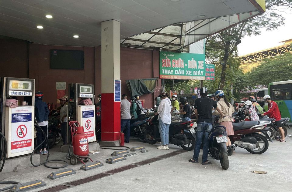 Điểm bán xăng, dầu trên phố Thanh Nhàn chiều ngày 4/11 chỉ có 2 người bán hàng khiến người dân phải xếp hàng dài. (Ảnh: Trần Việt/TTXVN)