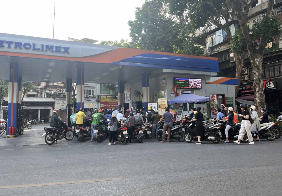 Rất đông người xếp hàng dài mua xăng, dầu tại điểm bán xăng, dầu trên phố Trần Hưng Đạo chiều ngày 4/11/2022. (Ảnh: Trần Việt/TTXVN)