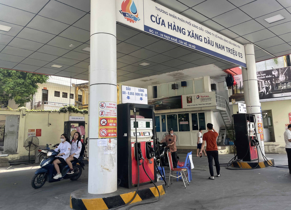 Điểm bán xăng, dầu trên phố Thụy Khuê trưa ngày 4/11 đã không bán hàng. (Ảnh: Trần Việt/TTXVN)